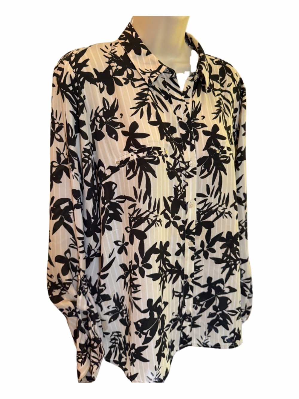 Apt. 9 Black & White Floral Button-Front Blouse Excellent Condition - Picture 2 of 10